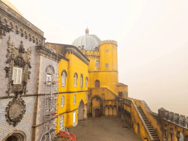 Pena Sarayı - Portekiz 'de bir saray, Sintra' nın üzerinde yüksek bir uçurumda yer alıyor ve fantastik bir sahte ortaçağ tarzına sahip.