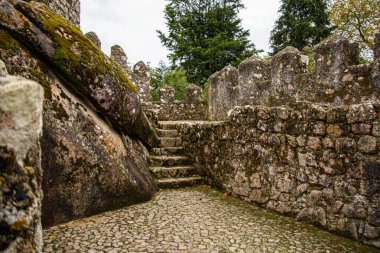 Sintra Kalesi 'nin manzarası, aynı zamanda Mağriplilerin Kalesi olarak da bilinir, Sintra dağlarının zirvelerinden birinde yalıtılmış kayalık bir kalabalık üzerine kurulmuştur.