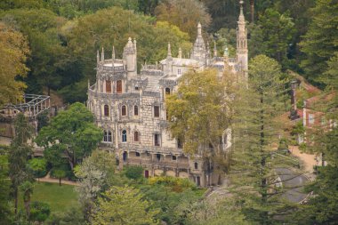 Sintra Kalesi 'nin manzarası, aynı zamanda Mağriplilerin Kalesi olarak da bilinir, Sintra dağlarının zirvelerinden birinde yalıtılmış kayalık bir kalabalık üzerine kurulmuştur.