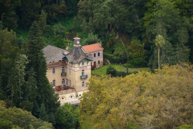 Sintra Kalesi 'nin manzarası, aynı zamanda Mağriplilerin Kalesi olarak da bilinir, Sintra dağlarının zirvelerinden birinde yalıtılmış kayalık bir kalabalık üzerine kurulmuştur.