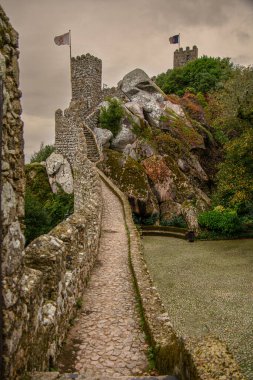 Sintra Kalesi 'nin manzarası, aynı zamanda Mağriplilerin Kalesi olarak da bilinir, Sintra dağlarının zirvelerinden birinde yalıtılmış kayalık bir kalabalık üzerine kurulmuştur.