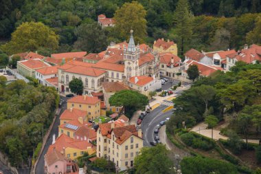 Sintra Kalesi 'nin manzarası, aynı zamanda Mağriplilerin Kalesi olarak da bilinir, Sintra dağlarının zirvelerinden birinde yalıtılmış kayalık bir kalabalık üzerine kurulmuştur.