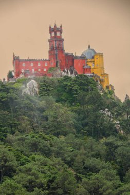 Sintra Kalesi 'nin manzarası, aynı zamanda Mağriplilerin Kalesi olarak da bilinir, Sintra dağlarının zirvelerinden birinde yalıtılmış kayalık bir kalabalık üzerine kurulmuştur.