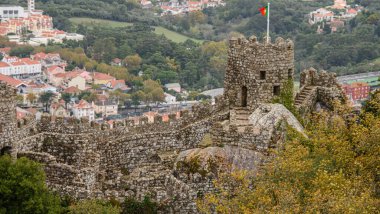 Sintra Kalesi 'nin manzarası, aynı zamanda Mağriplilerin Kalesi olarak da bilinir, Sintra dağlarının zirvelerinden birinde yalıtılmış kayalık bir kalabalık üzerine kurulmuştur.