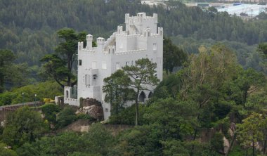 Sintra Kalesi 'nin manzarası, aynı zamanda Mağriplilerin Kalesi olarak da bilinir, Sintra dağlarının zirvelerinden birinde yalıtılmış kayalık bir kalabalık üzerine kurulmuştur.