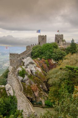 Sintra Kalesi 'nin manzarası, aynı zamanda Mağriplilerin Kalesi olarak da bilinir, Sintra dağlarının zirvelerinden birinde yalıtılmış kayalık bir kalabalık üzerine kurulmuştur.