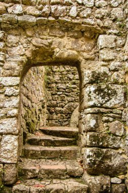 Sintra Kalesi 'nin manzarası, aynı zamanda Mağriplilerin Kalesi olarak da bilinir, Sintra dağlarının zirvelerinden birinde yalıtılmış kayalık bir kalabalık üzerine kurulmuştur.