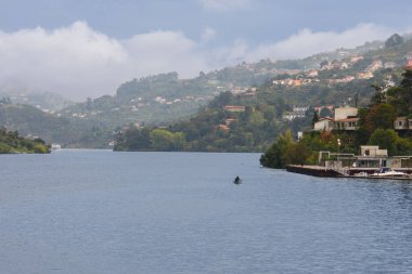 Douro nehri İspanya kökenli ve Portekiz 'de Atlantik Okyanusu' na dökülen İber Yarımadası 'nın bir nehri..