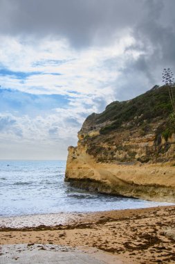 Algar de Benagil Mağarası 'nın güzel manzarası kemerinde alışılmadık bir açıklığı olan tekne ya da tekneyle ulaşılabilen ünlü deniz mağarası..