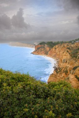 Algar de Benagil Mağarası 'nın güzel manzarası kemerinde alışılmadık bir açıklığı olan tekne ya da tekneyle ulaşılabilen ünlü deniz mağarası..