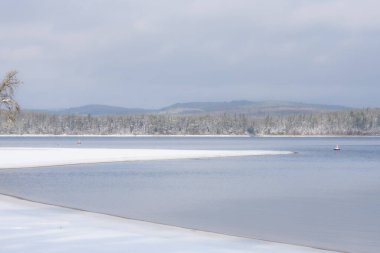 Kanada orman gölü kasım ayının ilk karından sonra. Quebec Eyaleti
