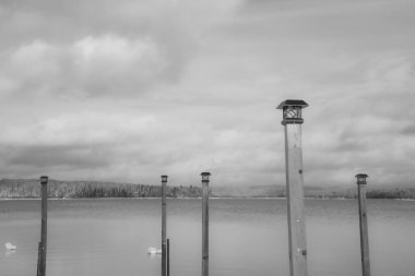 Kanada orman gölü kasım ayının ilk karından sonra. Quebec Eyaleti