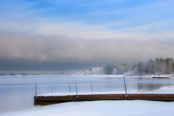 Kanadyjskie Jezioro Leśne Pierwszych Śniegach Listopada Prowincja Quebec — Zdjęcie stockowe