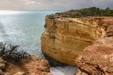 Güney Portekiz 'deki Benagil Mağaraları' nda etkileyici kayalıklar var.
