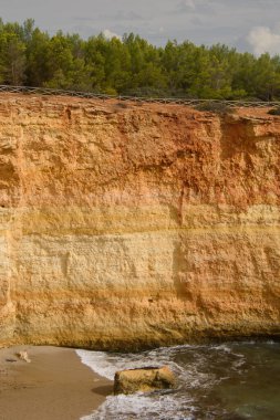 Güney Portekiz 'deki Benagil Mağaraları' nda etkileyici kayalıklar var.