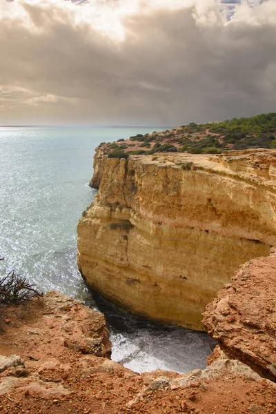 ポルトガル南部のベナギル洞窟遺跡の印象的な崖 — ストック写真