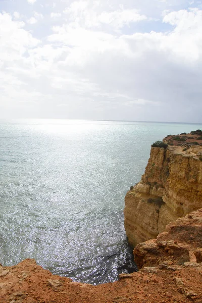葡萄牙南部Benagil山洞现场令人印象深刻的悬崖 — 图库照片