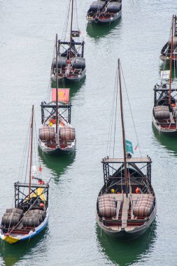 PORTO, PORTUGAL - 26 Ekim 2022: Douro Nehri üzerindeki geleneksel tekneler