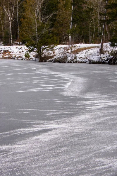 Красивый Зимний Пейзаж Видом Замерзшее Озеро Канадском Лесу — стоковое фото