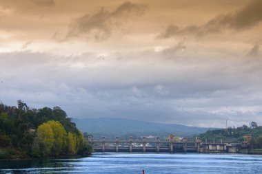 Portekiz 'deki Douro Vadisi' ndeki Douro Nehri Barajı 'na bak.