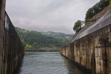 Portekiz 'deki Douro Vadisi' ndeki Douro Nehri Barajı 'na bak.