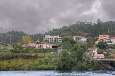 Güzel Douro mimarisinin manzaralı çekimi, Portekiz