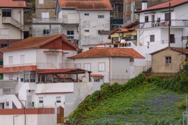 Güzel Douro mimarisinin manzaralı çekimi, Portekiz