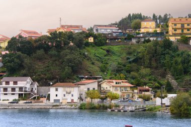 Güzel Douro mimarisinin manzaralı çekimi, Portekiz