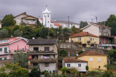 Güzel Douro mimarisinin manzaralı çekimi, Portekiz