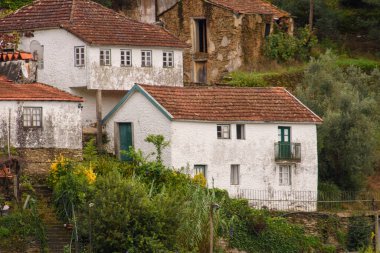 Güzel Douro mimarisinin manzaralı çekimi, Portekiz