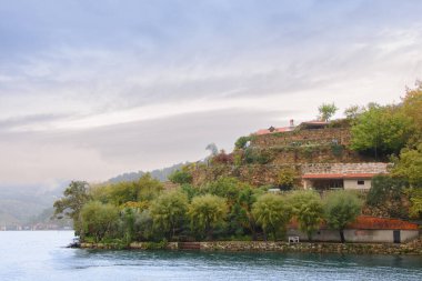 Güzel Douro mimarisinin manzaralı çekimi, Portekiz