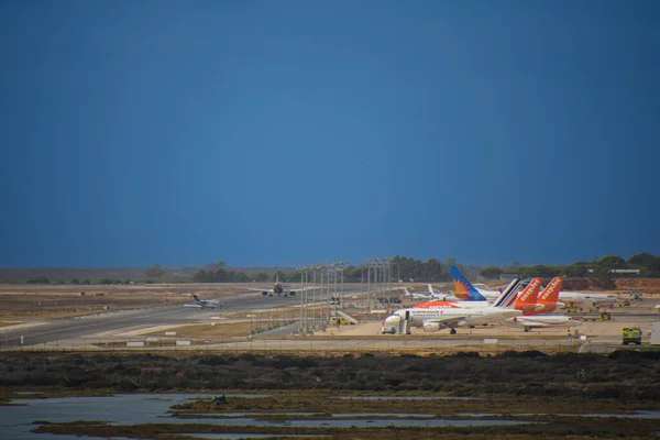 Aufnahme Von Flugzeugen Auf Dem Flughafen Von Faro Portugal — Stockfoto