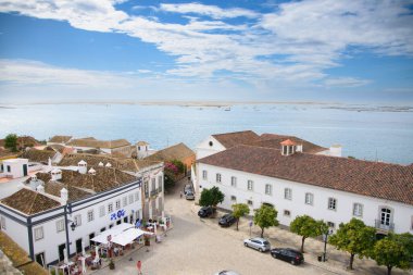 Güneşli günde, Portekiz 'de güzel Faro mimarisinin hava görüntüleri.