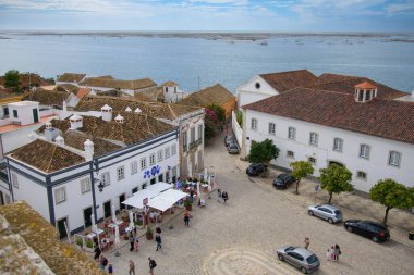 Güneşli günde, Portekiz 'de güzel Faro mimarisinin hava görüntüleri.