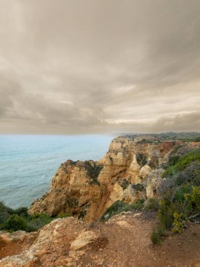 Güney Portekiz 'deki Benagil Mağaraları' nda etkileyici kayalıklar var.