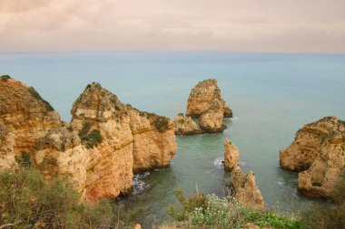 Güney Portekiz 'deki Benagil Mağaraları' nda etkileyici kayalıklar var.