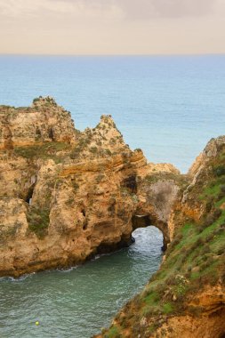 Güney Portekiz 'deki Benagil Mağaraları' nda etkileyici kayalıklar var.