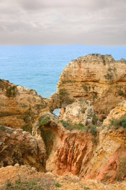 Güney Portekiz 'deki Benagil Mağaraları' nda etkileyici kayalıklar var.