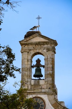 Şehirdeki saat kulesi. 