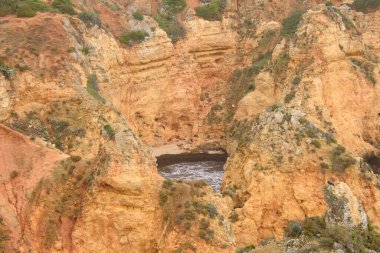 Güney Portekiz 'deki Benagil Mağaraları' nda etkileyici kayalıklar var.