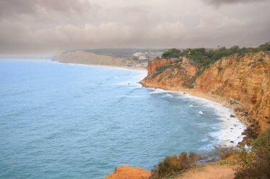 Deniz kıyısının güzel manzarası