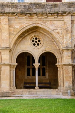 Eski Coimbra Katedrali veya Se Velha de Coimbra, Portekiz 'in Coimbra şehrinde yer alan bir Katolik kilisesidir. 