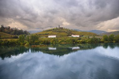 Peso da Rgua (Portekiz). Douro 'daki üzüm bağları. Duero nehrinin kıyısında, sarmaşıklar merdiven şeklinde dikilmiştir. Şarap da dahil, bu bölgenin şarapları.