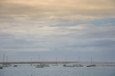 Portekiz, Faro şehrinin huzurlu sularındaki teknelerin şafak vakti görüntüsü..