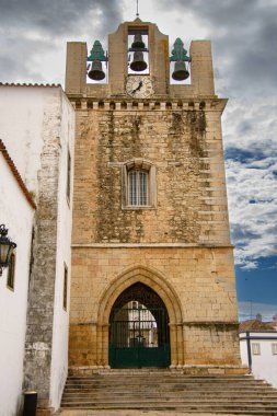 Portekiz 'in güneyindeki Faro eski kasabasındaki merkezi katedrale bakın.