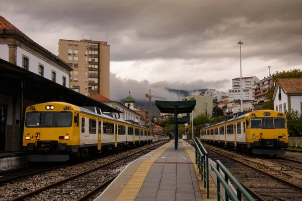 Peso da Regua kentindeki tren istasyonunda, Portekiz tren ağının tipik bir treni..