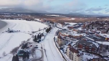 Su ve şehir manzaralı güzel kış manzarası.