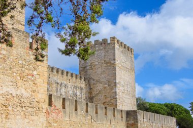 St. George Kalesi. Lizbon sınırları içinde bir kale. Şehrin tarihi merkezi..