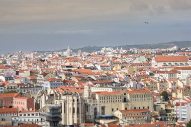 St. George Kalesi. Lizbon sınırları içinde bir kale. Şehrin tarihi merkezi..