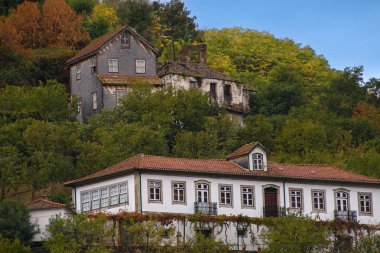 Güzel Douro mimarisinin manzaralı çekimi, Portekiz